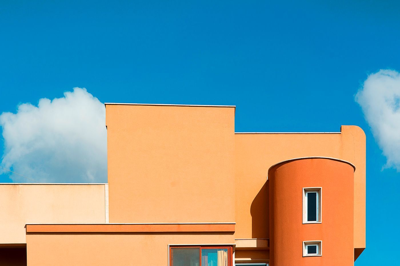 Gevel van een modern huis met kozijnen tegen een blauwe lucht
